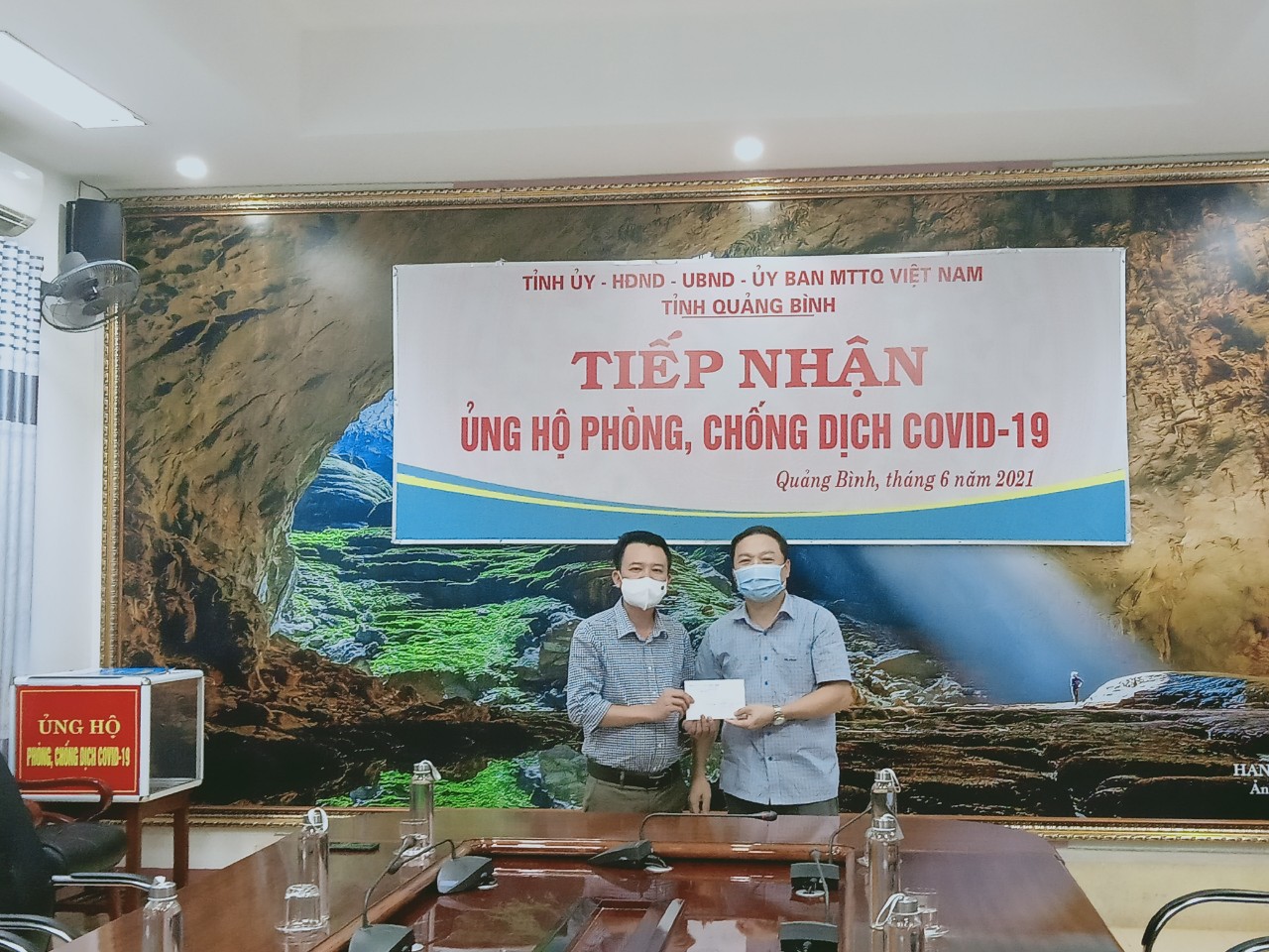 Đồng chí Võ Ngọc Thanh, Trưởng ban Dân tộc trao tiền ủng hộ Quỹ phòng chống Covid - 19